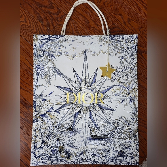Dior shopping bag 2022 Holiday edition with a lucky star charm - Picture 2 of 3